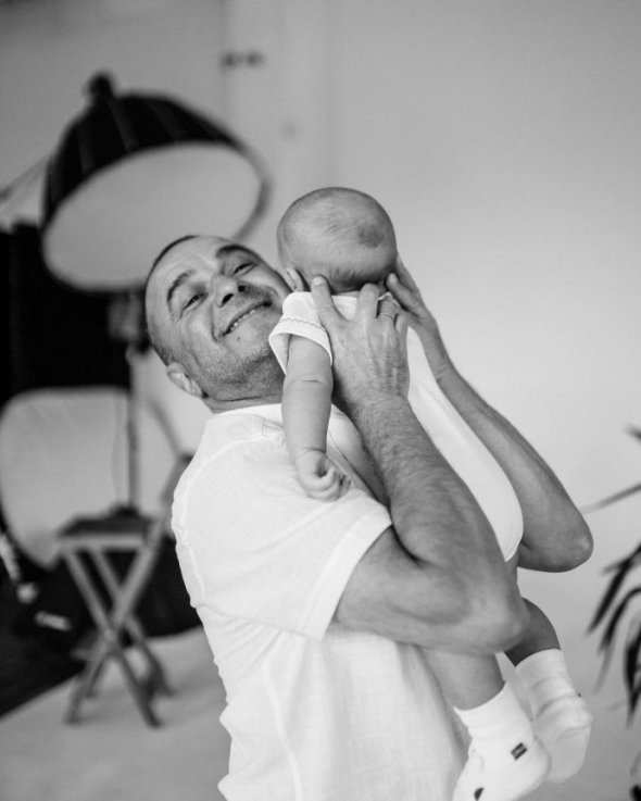  Віктор Павлік та його дружина  Катерина Репяхова поділилися кадрами з ніжної фотосесії з двомісячним сином Михайлом.