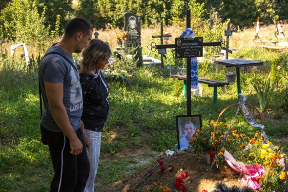 Дмитрия похоронили на центральном кладбище города Немиров. Родные опасаются, что для следствия потребуется эксгумация тела.