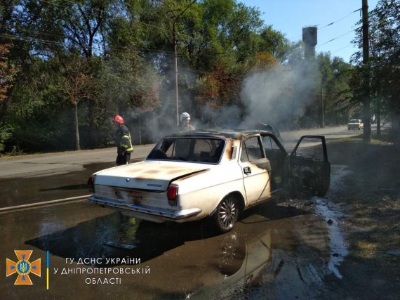 В Кривом Роге взорвался автомобиль «Волга». Пострадали 37-летний водитель и его 59-летняя мать