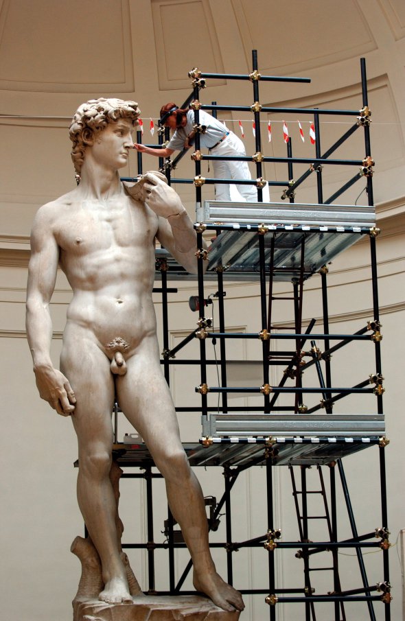 Майстер очищає скульптуру Мікеланджело ”Давид” під час реставраційних робіт у Галереї Академії мистецтв у Флоренції 6 жовтня 2003 року. Туди її перевезли з площі в центрі міста на постійне зберігання 1873-го