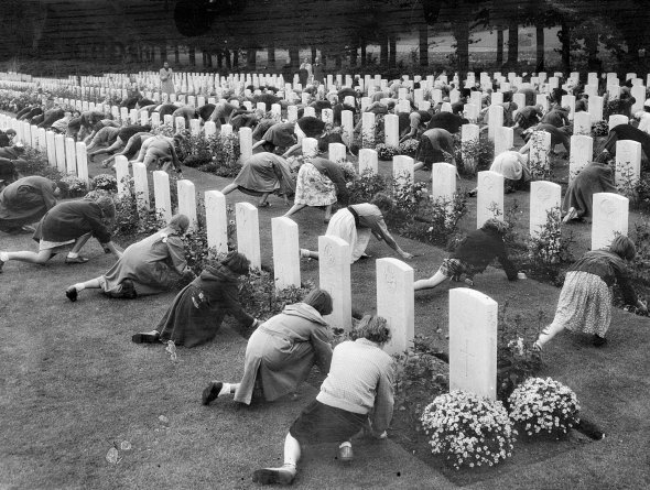 Діти покладають квіти до могил британських військових у місті Арнем на сході Нідерландів 17 вересня 1954 року. Солдати й офіцери загинули під час Другої світової війни, звільняючи населений пункт від нацистів. Тоді літаки союзників закинули понад тисячу парашутистів. Вони мали захопити стратегічно важливі об'єкти. Німецькі військові оточили британців, 700 взяли в полон, решту вбили. Звільнити місто від окупантів змогли за пів року
