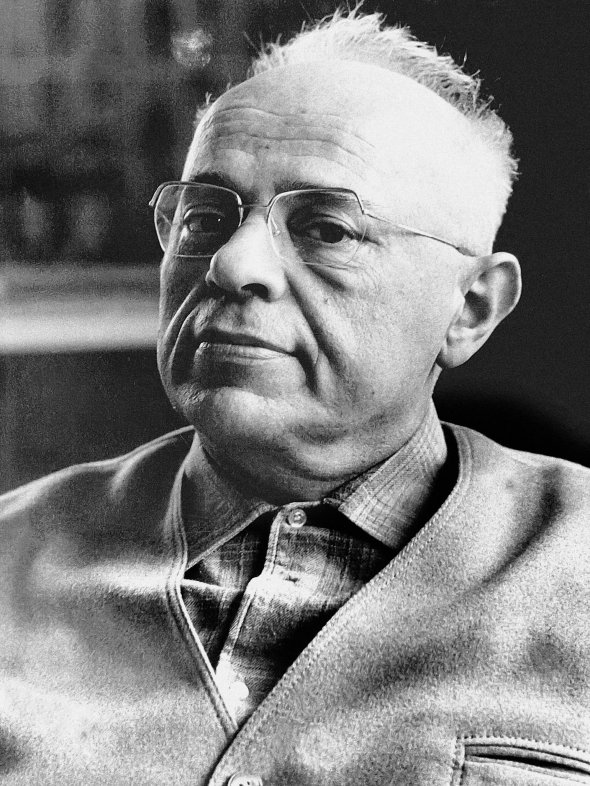 Станіслав ЛЕМ, письменник, футуролог. Народився 12 вересня 1921 року у Львові, що входив до Польської Республіки, в родині полонізованих євреїв. Батько був військовий отоларинголог, мати – домогосподарка. Закінчив 2-гу гімназію з польською мовою викладання. 1939-го вступив на медичний факультет Львівського університету. Того ж року місто зайняли радянські війська, за два роки – нацисти, ще через три – знову радянці. Влітку 1945-го з батьками перебрався до Кракова. Відтоді ніколи не відвідував рідного міста. Вивчився на медика в Ягеллонському університеті. 1983-го після оголошення в Польщі військового стану на сім років переїхав до Відня. Перший роман ”Шпиталь Преображення” написав 27-річним. Відтоді видав 45 книжок, переважно в жанрі фантастики. Найвідоміші: ”Зоряні щоденники”, ”Кіберіада”, ”Книга роботів”, ”Розповіді про пілота Піркса”, ”Соляріс”, ”Едем”. Твори перекладені майже 40 мовами, загальний тираж – понад 27 мільйонів примірників. Дружина Барбара Лесняк (1930–2016) – лікарка, син 53-річний Томаш – перекладач. Володів німецькою, французькою, англійською, українською, латинською мовами. Колекціонував іграшкових роботів. Обожнював шоколадні батончики з марципанами. Їв їх навіть попри заборону через цукровий діабет, на який нездужав у літньому віці. Завжди тримав у домі пса. Помер 27 березня 2006 року у Кракові. Похований на тамтешньому Сальваторському цвинтарі