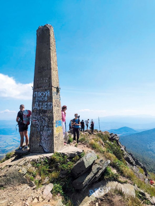 На вершине горы Пикуй стоит четырехметровый обелиск, воздвигнутый в честь первого президента Чехословакии Томаша Масарика. Его поставили в 1935 году жители села Гусного на Закарпатье, которое до войны входило в состав Чехословакии