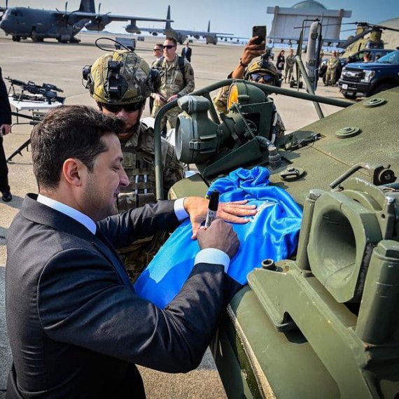 В Америці ж глава держави встиг підписати прапор України майору Національної гвардії Каліфорнії, який має українське походження