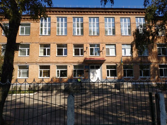 Полтавська школа №11 має три поверхи. Огороджена невисоким металевим парканом 