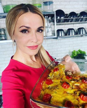 Рецепти артистів: Ольга Сумська готує швидку лазанью з кабачків