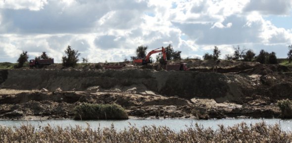 Добыча токсического песка возле Керчи, сентябрь 2018 года. Фото: Крым.Реалии