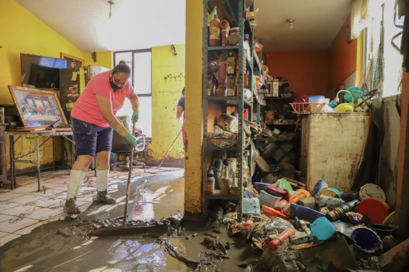 Женщина убирает в своем доме после повени, которая была в городе Тула, Мексика. С берегов вышли три реки
