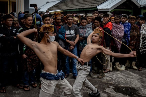 Индонезийские мужчины дерутся специальными палками. Это часть ритуала Каро. Его проводят, чтобы поблагодарить Бога за урожай