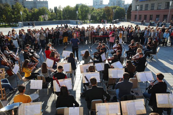 Симфонический оркестр провел репетицию возле станции метро "Держпром" в Харькове. Посмотреть на выступление пришли десятки горожан