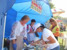 Возле палатки с села Карабеловка дегустируют различные виды сыра
