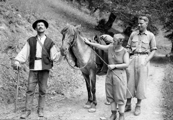 Фердинанд Бучина с женой Властой, проводник Николай Думен (слева) и конь Муци