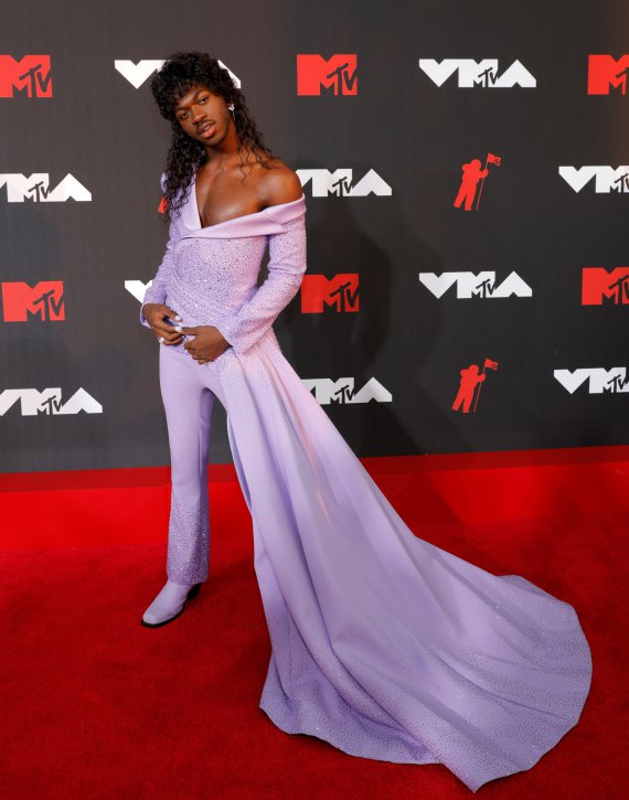 Американский рэп-исполнитель Монтеро Ламар Хилл, более известный как Lil Nas X, позировал в костюме лилового цвета от Versace