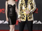 Британские певцы Мейзи Питерс и Эд Ширан. Исполнитель выбрал черно-желтый блейзер от Versace