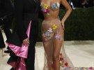 Модель Ірина Шейк вразила стрункою фігурою та відвертою сукнею з корсетом.