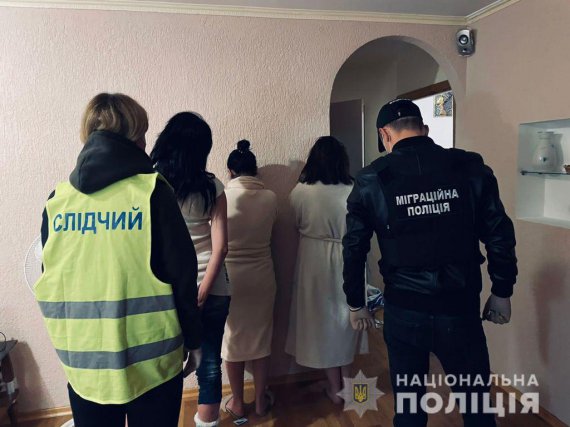 В Днепре и Киеве 63 женщин держали в сексуальном рабстве. За отказ заниматься проституцией угрожали расправой