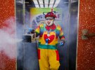 Людина в костюмі клоуна дезінфікує ліфт в торговому центрі в Тайпінг, Малайзія