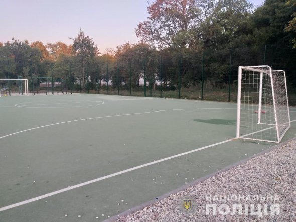 В Харькове школьные ворота на стадионе прибили  6-летнего мальчика