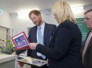 Британський принц Гаррі отримує різдвяну листівку та фотографії принцеси Діани в рамці під час її візиту до лікарні Керрі Рівз-Кнайп.