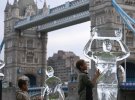 Дети рассматривают скульптуры из тающего льда, изображающие людей, собирающих чистую воду, недалеко от Тауэрского моста в Лондоне, Великобритания