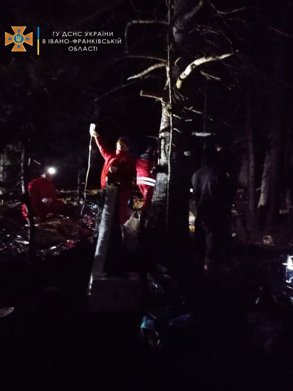 В Карпатах на Ивано-Франковщине туристы развели костер и произошел взрыв. В результате два человека погибли. Еще четверо - травмированы