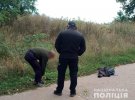 50-річний Сергій Білий із Глухова на Сумщині вбив сина 3-річного Олексія. Відвіз його у лісосмугу, зв'язав руки і вдів на голову пакет