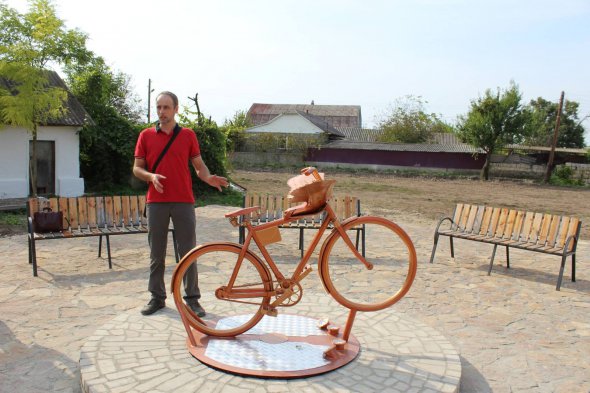 В селе Великая Косница Могилев-Подольского района Винницкой открыть памятник велосипеду. Его разработали и изготовили местные жители - Михаил Девдера и Андрей Федик.