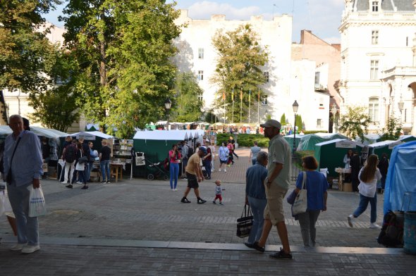 150 торговых палаток разместились во дворе Дворца Потоцких и проспекте Свободы