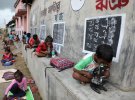 Дети, у которых нет доступа к Интернету и гаджетам, используют микроскопы во время занятий под открытым небом после закрытия их школ из-за вспышки коронавирусной болезни (COVID-19), Индия