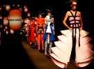 Модели демонстрируют наряды, созданные модным домом Andres Sarda для сезона Весна / Лето 2022 года, во время Недели моды Mercedes Benz в Мадриде, Испания