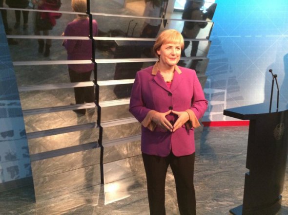 С воскресенья посетители смогут увидеть переодетую восковую фигуру Меркель. Фото: dpa
