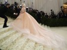 Платье от этого бренда она надела на бал Института костюма Met Gala 2021.