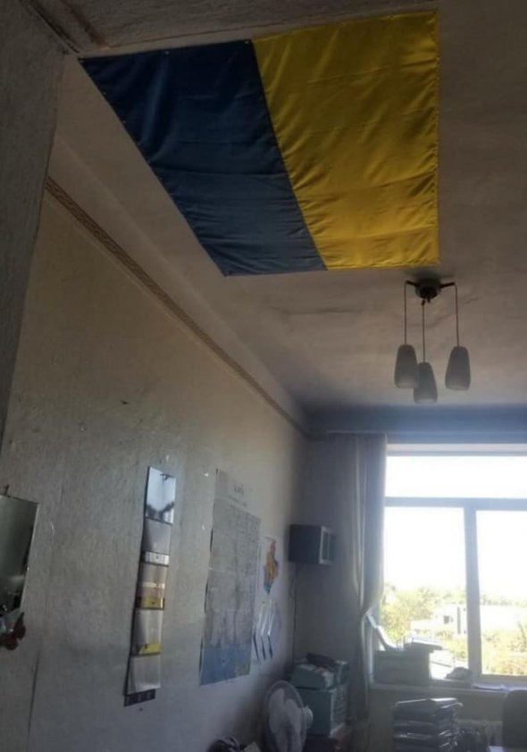 Миколаївські чиновники закрили дірку в стелі українським прапором
