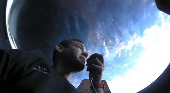 Участники первой туристической космической миссии SpaceX "Inspiration4" похвастилися фото