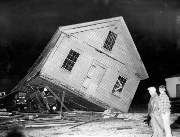 Ураган зірвав дерев’яний будинок і закинув його на автомобіль у місті Вітмен в американському штаті Массачусетс 21 вересня 1938-го. Від стихії постраждали тисячі людей – отримали травми, втратили домівки. Збитки перевищили 0 тис.