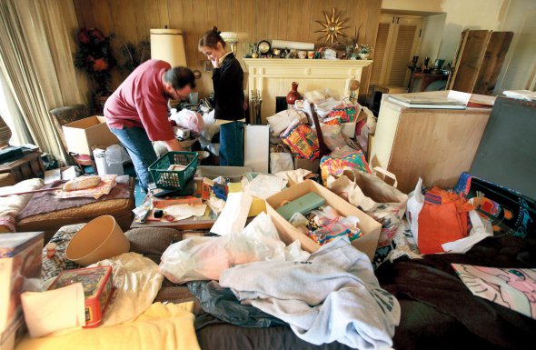 Ґреґ Мартін із дружиною Сідні прибирають у будинку його матері в американському Сан-Дієго 2011 року. Жінка була накопичувачкою мотлоху. У заповіті лишила дім синові, але попросила привести його до ладу