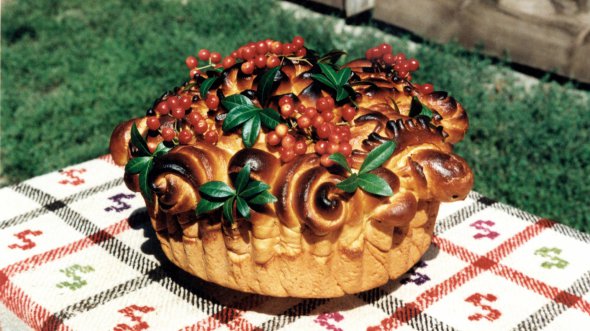 У селі Стіна Томашпільської громади на Вінниччині на весілля печуть калачі. Для молодят прикрашають голубами з тіста