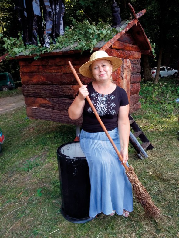 Світлана ТВОРУН, 61 рік, етнологиня, дослідниця традиційних хлібів. Народилася 19 лютого 1960‑го в селі Гулі Барського району на Вінниччині. Згодом сім’я переїхала до Вінниці. Мати працювала вчителькою фізкультури, батько викладав у школі фізику й математику. Закінчила історичний факультет Вінницького державного педагогічного інституту імені Миколи Островського та аспірантуру Інституту мистецтвознавства, фольклористики та етнології імені Максима Рильського Національної академії наук України. Захистила кандидатську дисертацію ”Аграрні звичаї й обряди українців Поділля: витоки, особливості й тенденції розвитку”. Працювала вчителькою історії. Вісім років очолювала кафедру загальнонаукових гуманітарних дисциплін Вінницького навчально-наукового інституту економіки західноукраїнського національного університету. Кандидат історичних наук, доцент. Авторка більш як 60 наукових праць, 26 науково-популярних фільмів і телепередач. Видала монографії: ”Українські обрядові хліби” та ”Хліби до свят і на пошану”. Улюблена авторка – Ліна Костенко. Заміжня. Має доньку й онуку. Живе у Вінниці