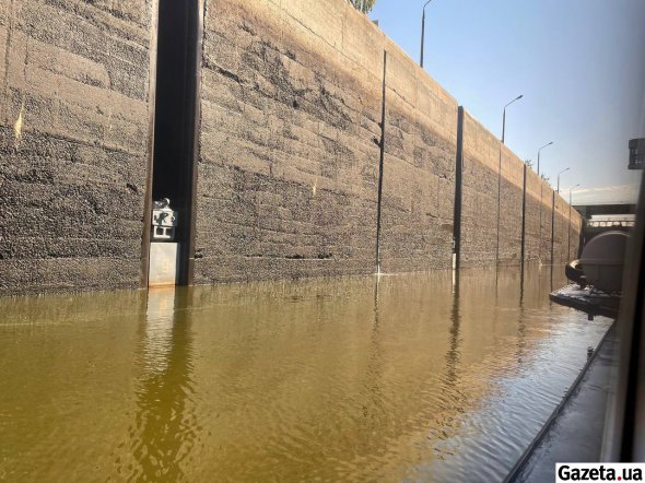 Шлюзування проходили близько 30 хв. Рівень води у шлюзі опустили до 11 м