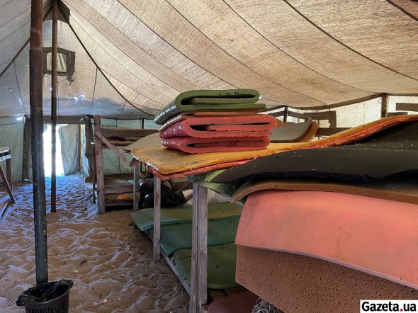 В детском лагере "Солнце над Днепром" дети спят в палатках на "нарах"