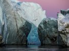 Айсберги видно в гирлі крижаного фіорду Якобсхавн на заході сонця, Гренландія