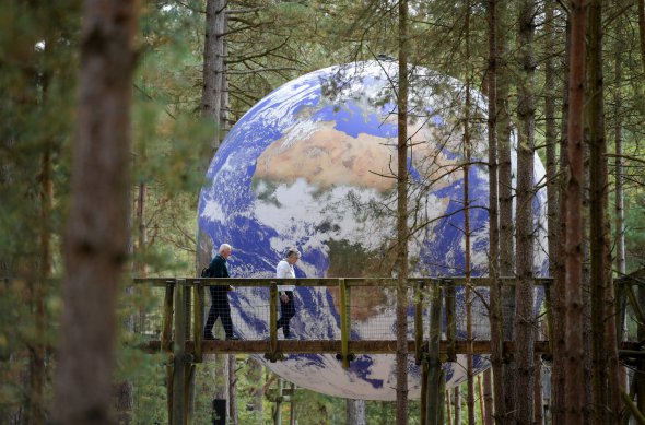 У лісопарку Мурс-Веллі за містом Ешлі-Хіт у Великобританії встановили 7-метрову копію планети Земля