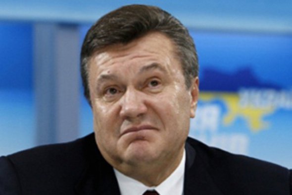 Соратники Януковича заявили про влучення в нього важким предметом