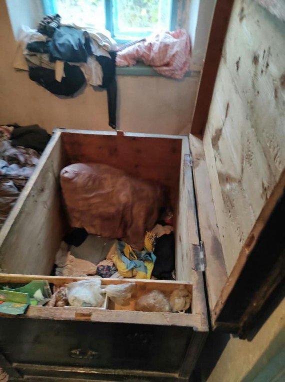 На Донеччині 7-річний хлопчик і його 10-річна сестра зачинилися в скрині, коли залишилися вдома самі. Загинули від задухи