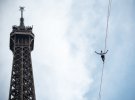 Французький акробат Натан Полін йде по канату від Ейфелевої вежі через Сену в Парижі