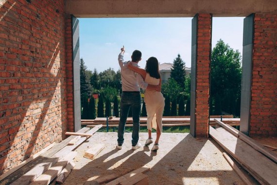 Владимир Остапчук с женой Кристиной строят двухэтажный дом.