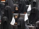 Таліби вимагають від афганських жінок носити чорні хіджаби. Фото: ВВС