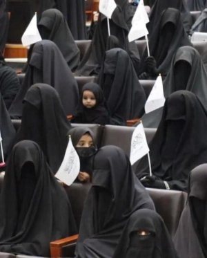 Таліби вимагають від афганських жінок носити чорні хіджаби. Фото: ВВС