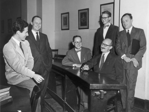Аарон Діректор (сидить крайній праворуч) та його колеги Чиказького університету