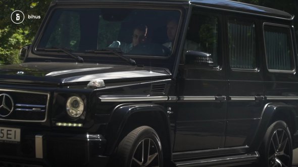 Пасинка  Олександра Рувіна, Назара  Шептицького,  помічали на автівках, записаних на сторонніх людей. Зокрема, на ,   Mercedes-Benz G 63 AMG 2013 року випуску